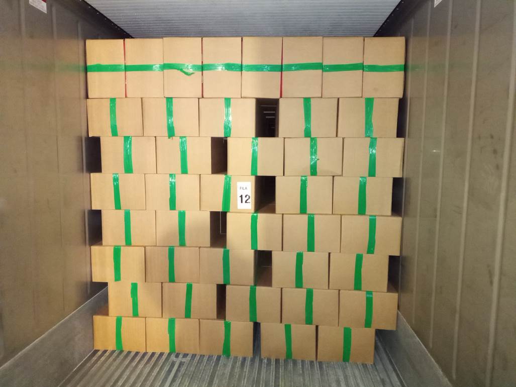 Imagen que contiene interior, con baldosas, tabla, verde

Descripci�n generada autom�ticamente