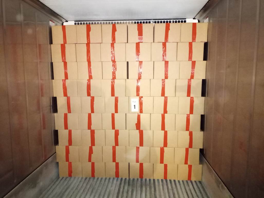 Imagen que contiene interior, edificio, peque�o, tabla

Descripci�n generada autom�ticamente