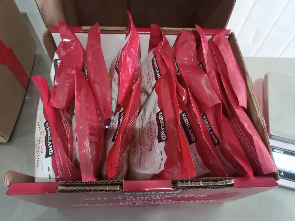 Imagen que contiene caja, tabla, tienda, pantalla

Descripci�n generada autom�ticamente