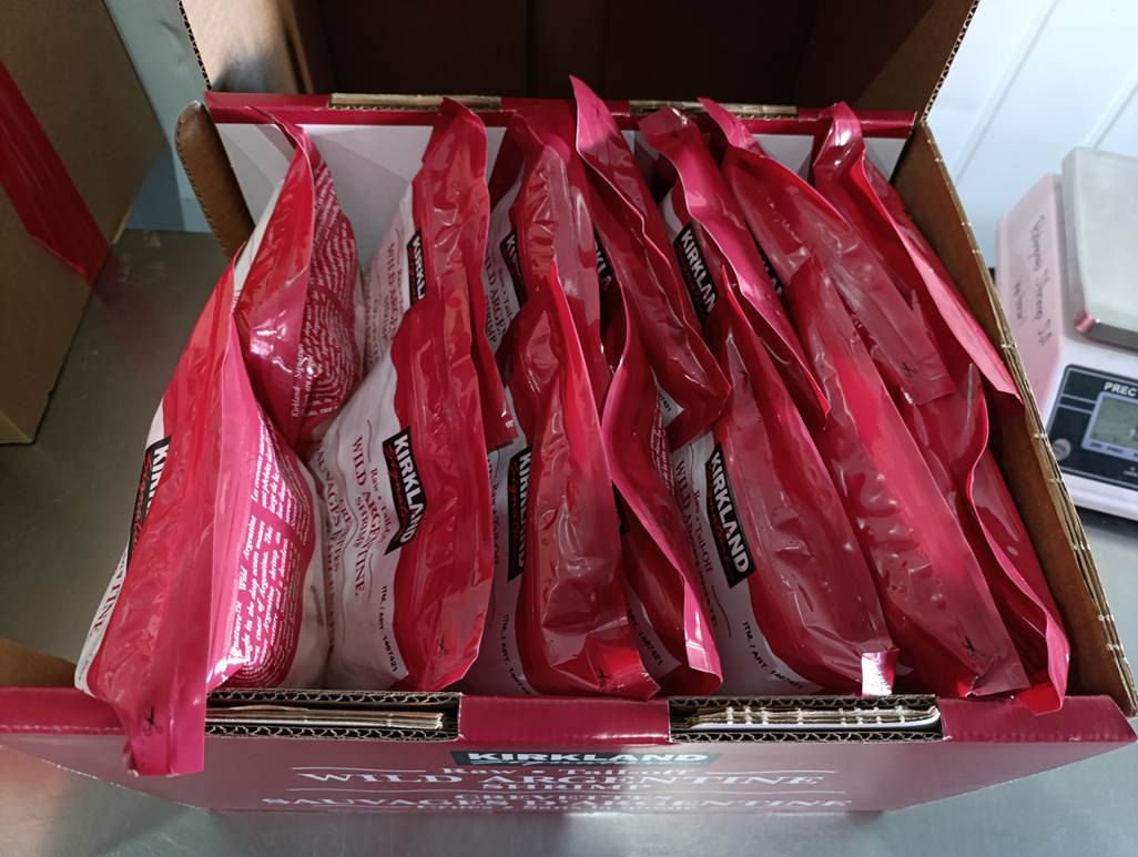 Imagen que contiene tabla, caja, computadora, rosa

Descripci�n generada autom�ticamente