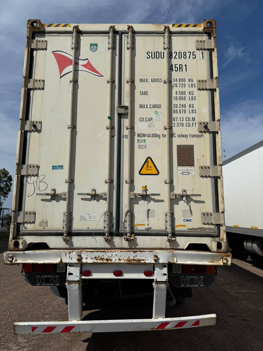 Imagen que contiene exterior, camioneta, coche, grande

Descripci�n generada autom�ticamente