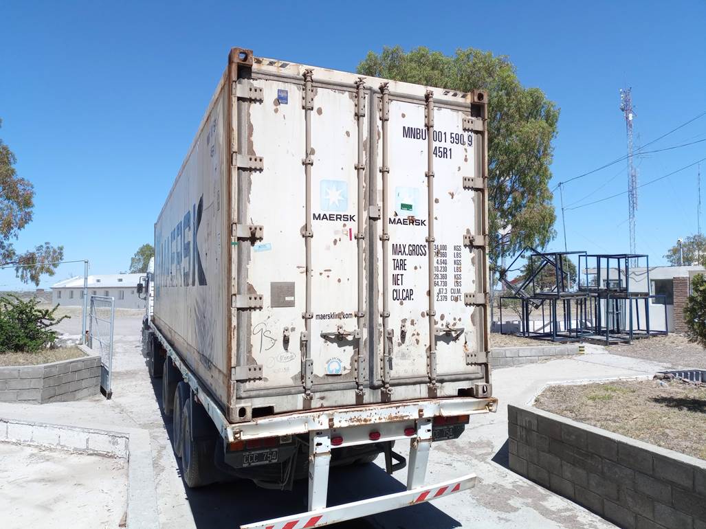 Una camioneta estacionada al lado de un edificio

Descripci�n generada autom�ticamente con confianza baja