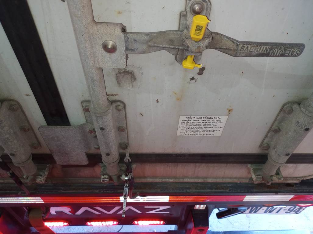 Imagen que contiene interior, edificio, tabla, camioneta

Descripci�n generada autom�ticamente