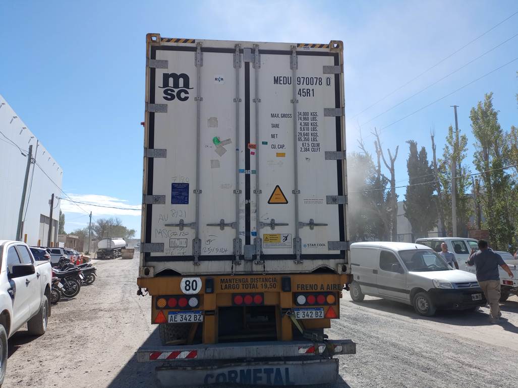Imagen que contiene exterior, camioneta, camino, coche

El contenido generado por IA puede ser incorrecto.