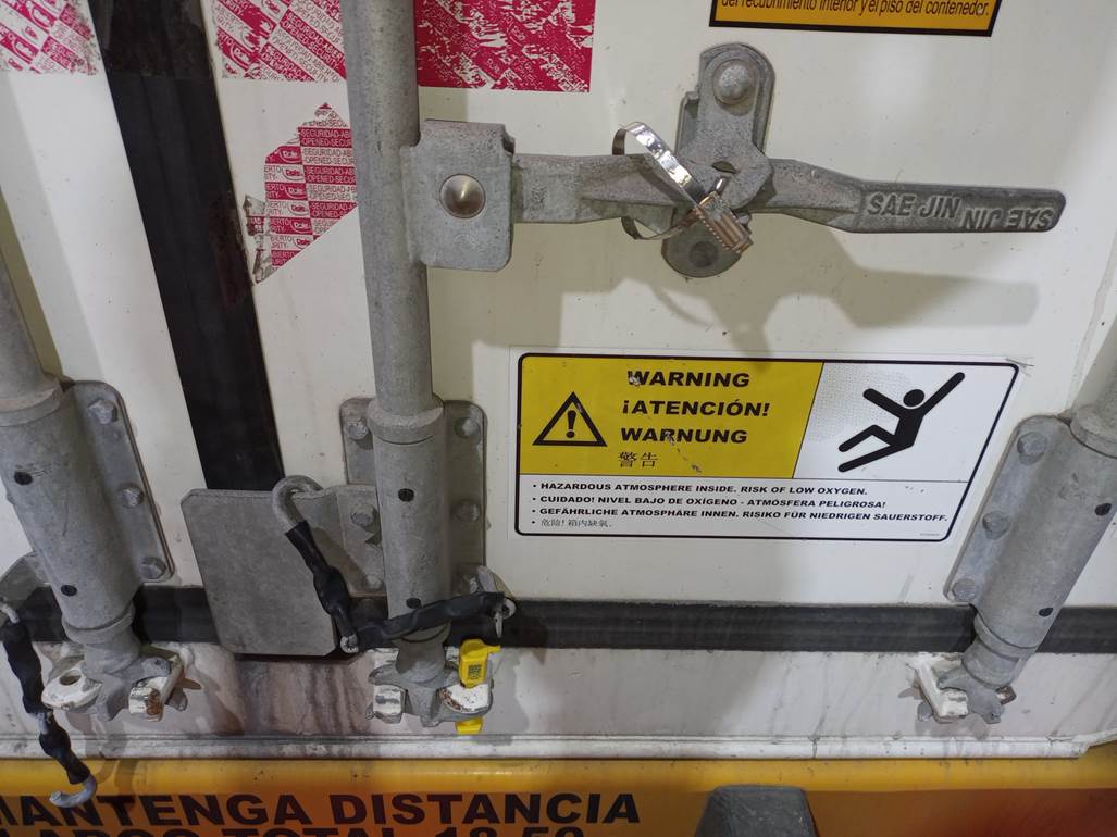Imagen que contiene interior, metal, tabla, firmar

El contenido generado por IA puede ser incorrecto.